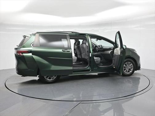 2021 Toyota Sienna XLE 8 Passenger