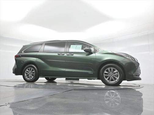 2021 Toyota Sienna XLE 8 Passenger