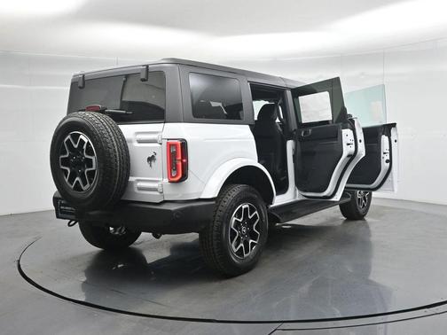 Oxford White 2026 Ford Bronco Outer Banks