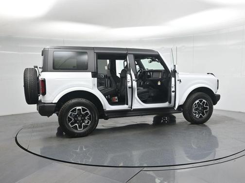 Oxford White 2026 Ford Bronco Outer Banks