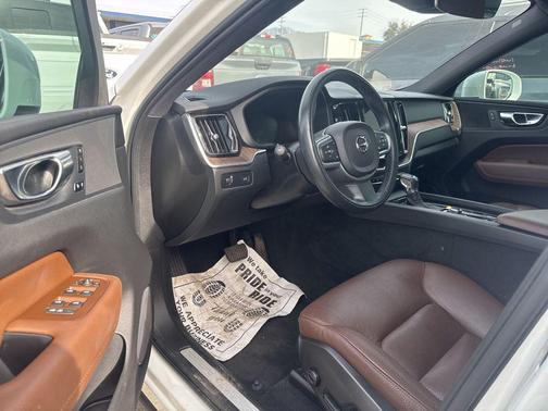 2021 Volvo XC60 T5 Momentum