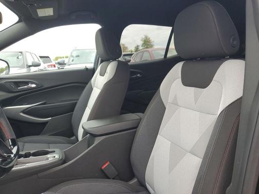 Mosaic Black Metallic 2025 Chevrolet Trax 1RS