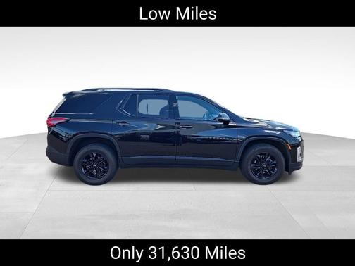 Mosaic Black Metallic 2023 Chevrolet Traverse LT Cloth