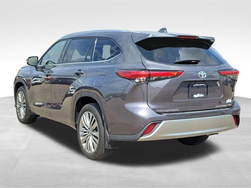 Magnetic Gray Metallic 2022 Toyota Highlander Platinum