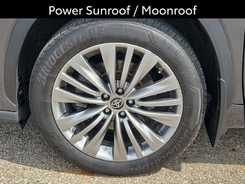 Magnetic Gray Metallic 2022 Toyota Highlander Platinum