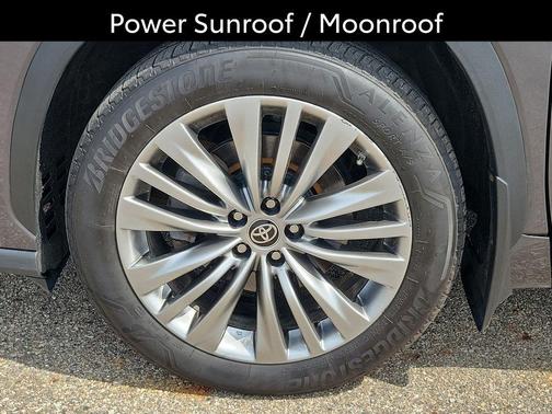 Magnetic Gray Metallic 2022 Toyota Highlander Platinum