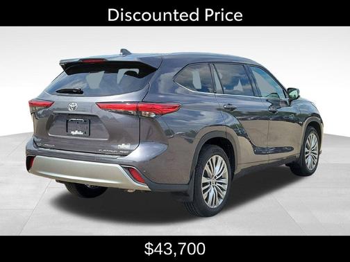 Magnetic Gray Metallic 2022 Toyota Highlander Platinum