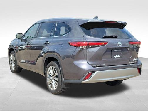 Magnetic Gray Metallic 2022 Toyota Highlander Platinum