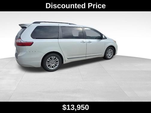 White 2015 Toyota Sienna XLE