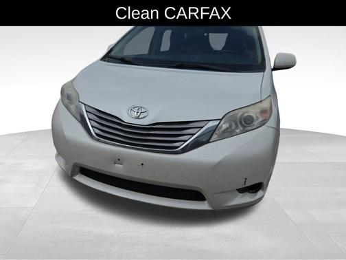 White 2015 Toyota Sienna XLE