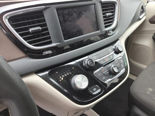 2022 Chrysler Voyager LX