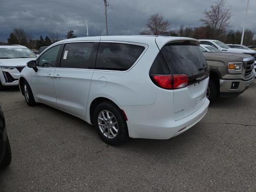 2022 Chrysler Voyager LX