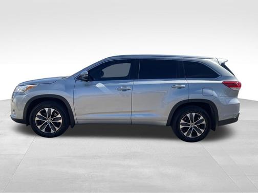 Silver 2017 Toyota Highlander XLE