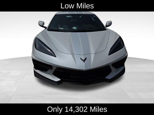 White Pearl Metallic 2023 Chevrolet Corvette Stingray w/3LT