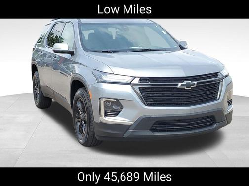 Sterling Gray Metallic 2023 Chevrolet Traverse LT Cloth