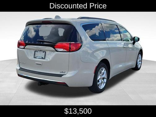 White 2017 Chrysler Pacifica Touring-L