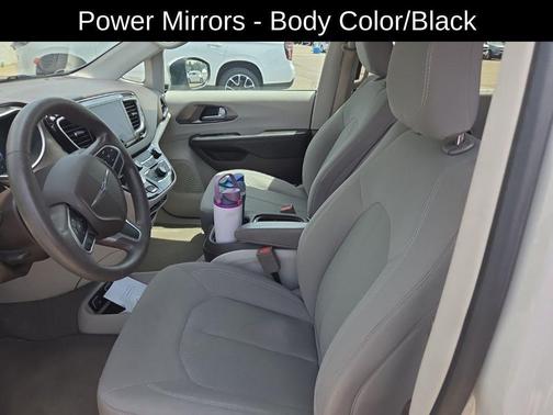 White 2017 Chrysler Pacifica Touring-L
