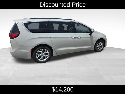 White 2017 Chrysler Pacifica Touring-L