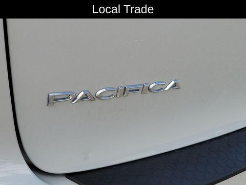 White 2017 Chrysler Pacifica Touring-L