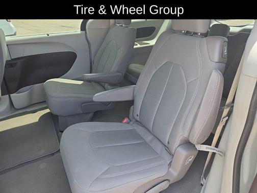 White 2017 Chrysler Pacifica Touring-L