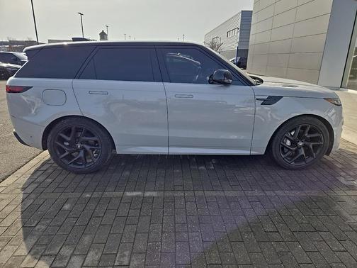 2025 Land Rover Range Rover Sport SE