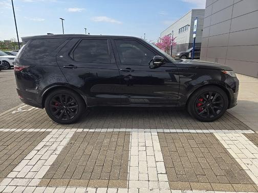 Santorini Black Metallic 2024 Land Rover Discovery P300 Dynamic SE