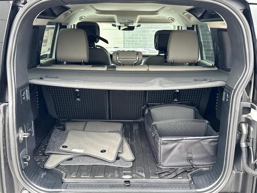 2024 Land Rover Defender 110 P500 SE