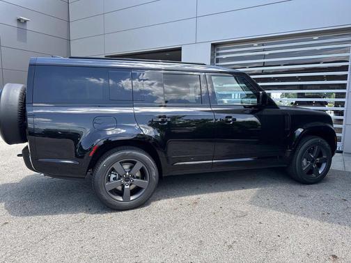 Santorini Black Metallic 2026 Land Rover Defender P400 X-Dynamic SE