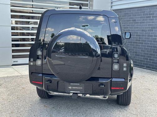 Santorini Black Metallic 2026 Land Rover Defender P400 X-Dynamic SE