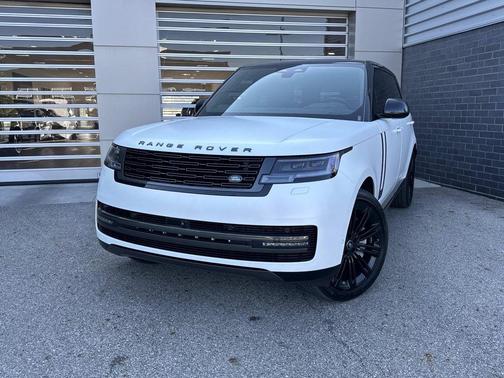Ostuni Pearl White Premium Metallic 2025 Land Rover Range Rover P530 SE 7 Seat