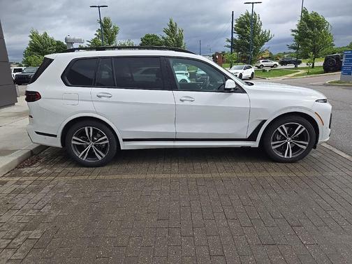 Alpine White 2026 BMW X7 xDrive40i