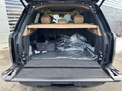 2026 Land Rover Range Rover P550e SE