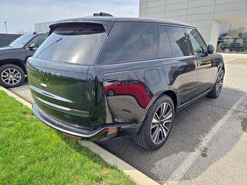 Santorini Black Metallic 2024 Land Rover Range Rover P400 SE