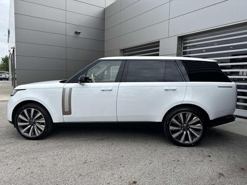 Ostuni Pearl Wht Prem Met 2026 Land Rover Range Rover P615 SV