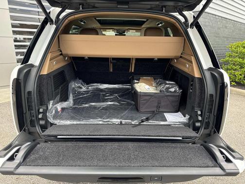 Ostuni Pearl Wht Prem Met 2026 Land Rover Range Rover P615 SV