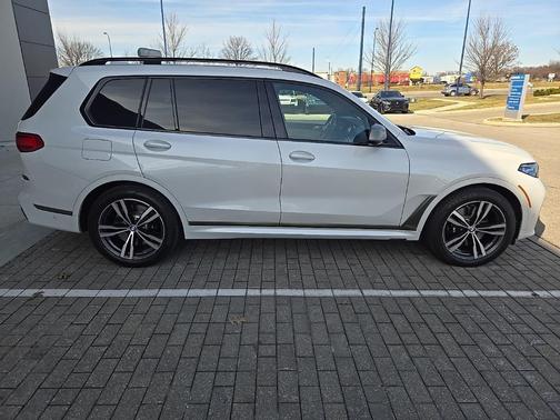 2022 BMW X7 M50i