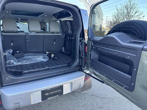 2024 Land Rover Defender 110 P300