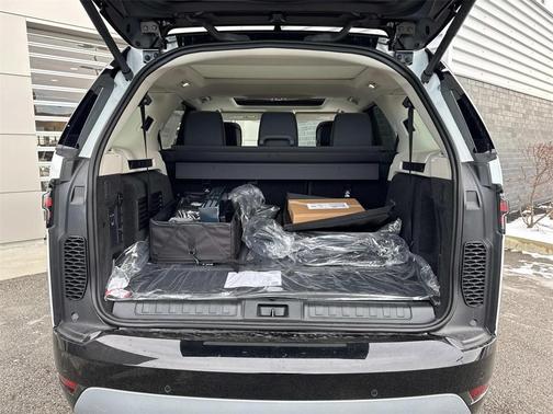 2026 Land Rover Discovery Tempest Edition