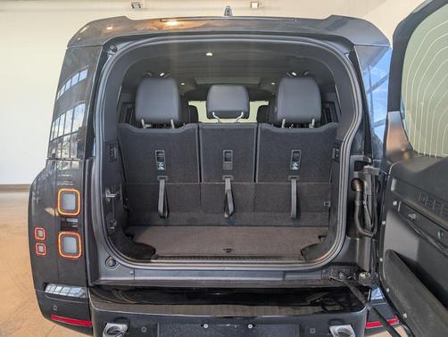 Santorini Black Metallic 2026 Land Rover Defender X-Dynamic SE