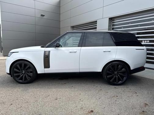 2025 Land Rover Range Rover P615 SV
