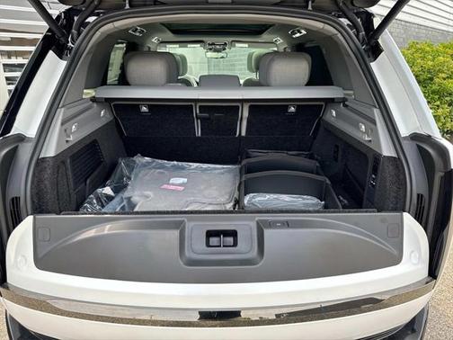 2025 Land Rover Range Rover P615 SV