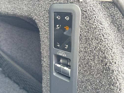 2025 Land Rover Range Rover P615 SV