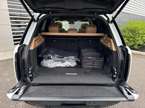 2025 Land Rover Range Rover P550e SE
