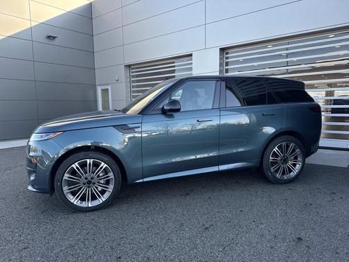 Green 2026 Land Rover Range Rover Sport SE