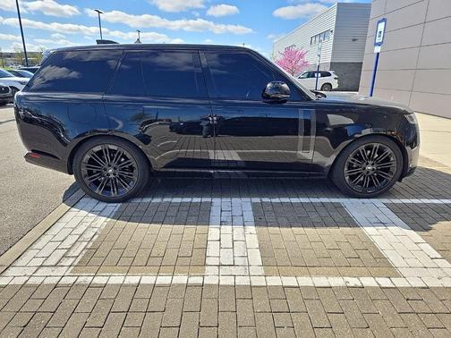 Santorini Black Metallic 2023 Land Rover Range Rover P400 SE