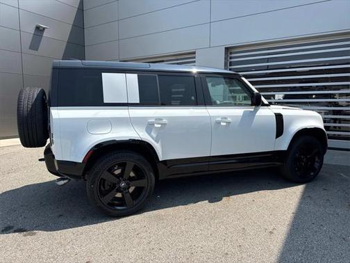 2025 Land Rover Defender 110 V8