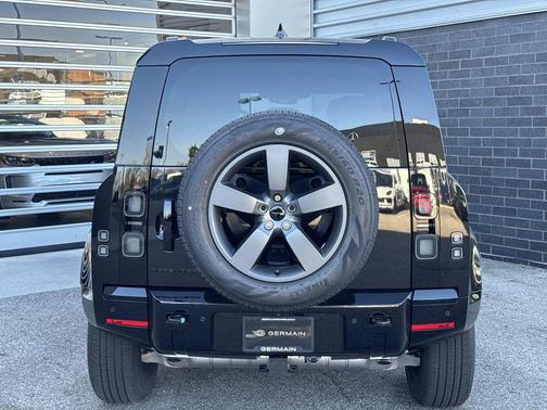 Santorini Black Metallic 2026 Land Rover Defender P400 X-Dynamic SE