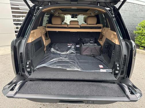 Green 2026 Land Rover Range Rover P400 SE 7 Seat