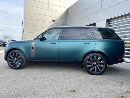 2025 Land Rover Range Rover P615 SV