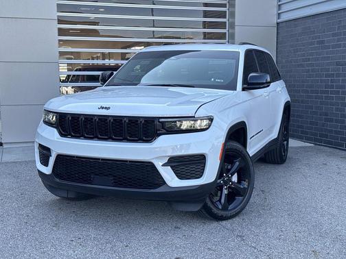 Bright White Clearcoat 2024 Jeep Grand Cherokee Altitude
